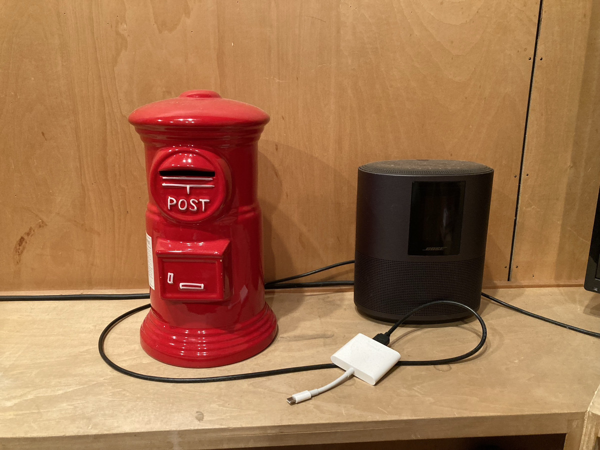 赤い募金箱とBluetoothスピーカー