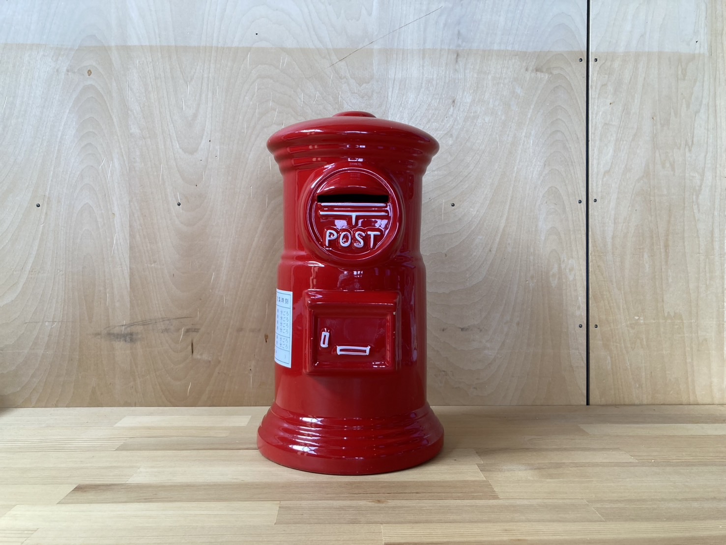 赤いポスト型募金箱